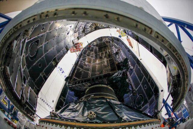 Un satélite de navegación GPS construido por Lockheed Martin está encapsulado dentro del carenado de carga útil de un cohete SpaceX Falcon 9.