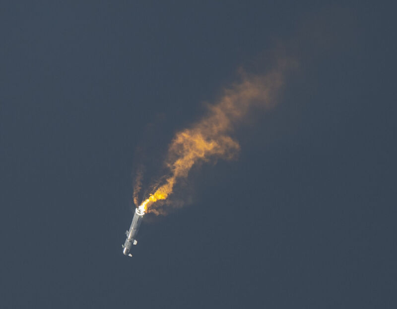 SpaceX'in Starship roketi, 20 Nisan'da Güney Teksas'tan fırlatıldıktan birkaç dakika sonra kontrolü kaybetti.