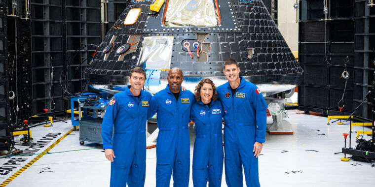 NASAのアルテミスIIの乗組員が月船と出会う