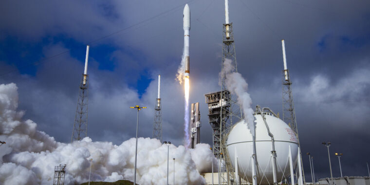 Amazon’s first Internet satellites will launch on Atlas V rocket—not Vulcan