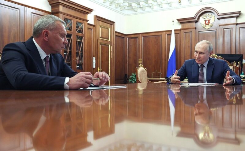 Vladimir Putin se reúne con el director general de Roscosmos, Yuri Borisov, el 30 de junio de 2023.