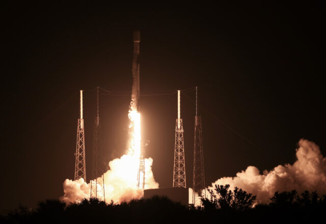 Un cohete SpaceX Falcon 9 despega de Florida con el satélite de comunicaciones Galaxy 37.