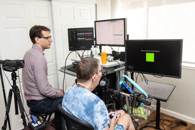 Pat Bennett, à droite, paralysée par la sclérose latérale amyotrophique, aide des chercheurs de l'Université de Stanford à former une IA capable de traduire son discours en sons.