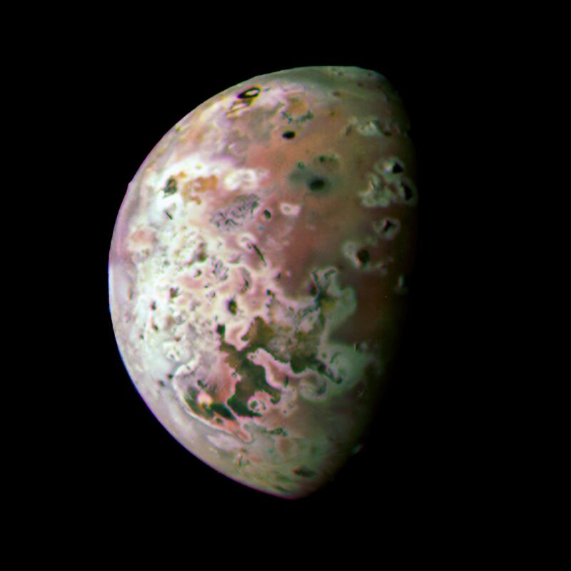 Această imagine procesată a lui Io a fost capturată de instrumentul JunoCam pe 30 iulie.