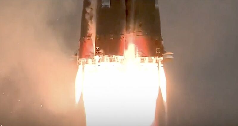 Rocket Report: Russia talking big boosters, fly *us* to the Moon