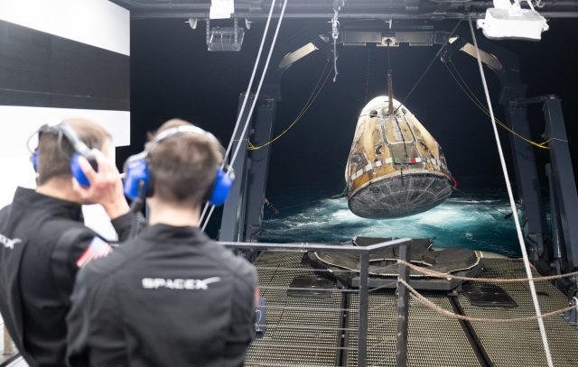 Das Bergungsteam von SpaceX hebt am frühen Montag die Raumsonde Crew Dragon Endeavour aus dem Atlantik.  Mittlerweile ist dieses Raumschiff 466 Tage lang auf vier Missionen im All geflogen.