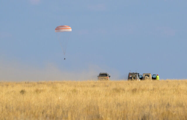 Το διαστημόπλοιο Soyuz MS-23 κατεβαίνει κάτω από το κύριο αλεξίπτωτό του λίγες στιγμές πριν προσγειωθεί την Τετάρτη στο Καζακστάν.