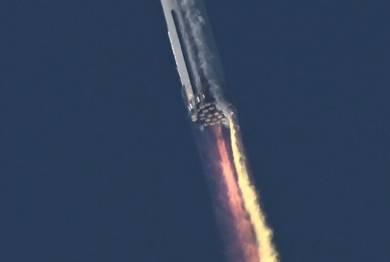 A discolored plume of exhaust was visible beneath the Super Heavy booster's Raptor engines on the Starship rocket's April 20 test flight, a likely indication of a propellant leak or fire in the engine compartment.