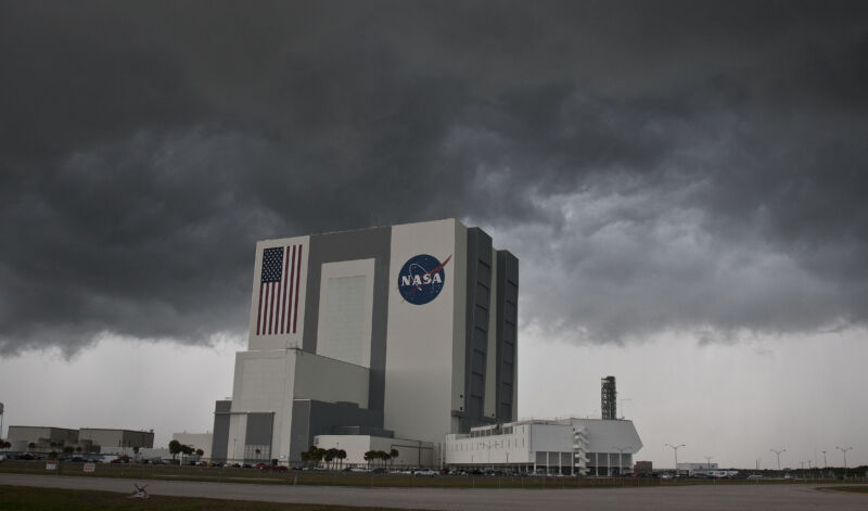 Storm облака проходят мимо здания VAB или сборки транспортных средств НАСА в Космическом центре Кеннеди в Хьюстоне.