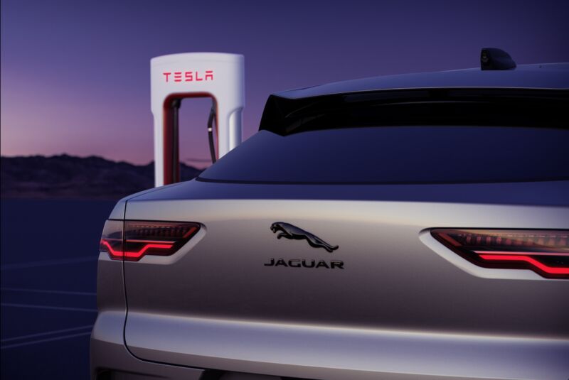 Jaguar abandonne la prise du chargeur CCS et négocie l’accès au Tesla Supercharger