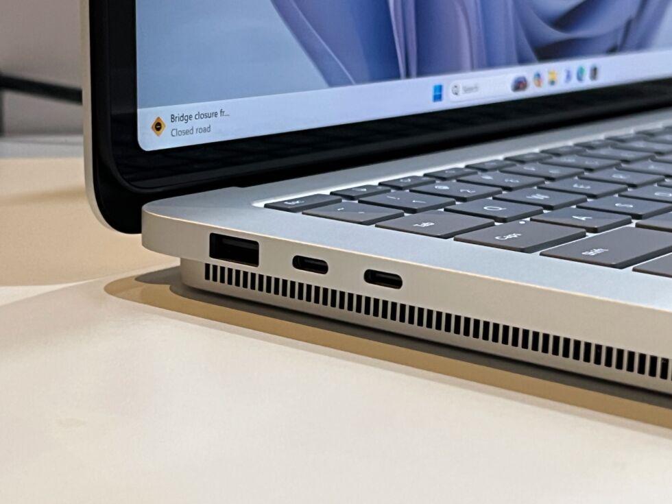 Un nuevo puerto USB-A ayuda a abordar las limitaciones de conectividad del modelo original.