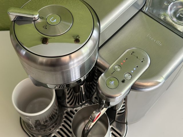 El sistema de café Breville Creatista de Nespresso utiliza las cápsulas Nespresso Vertuo. 