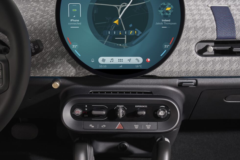 Mini is sticking with a round infotainment screen for this generation.