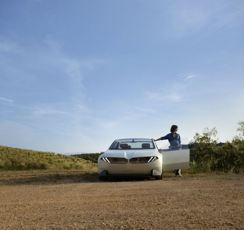 Un nuevo BMW concepto klasse en el desierto, con la puerta abierta