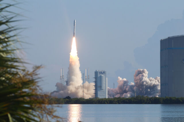 An Atlas V rocket departs Cape Canaveral on Sunday morning. This was the first Atlas V launch since Nov. 10, 2022.