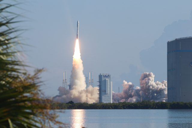 La fusée Atlas V de United Launch Alliance a un long coucher de soleil devant elle