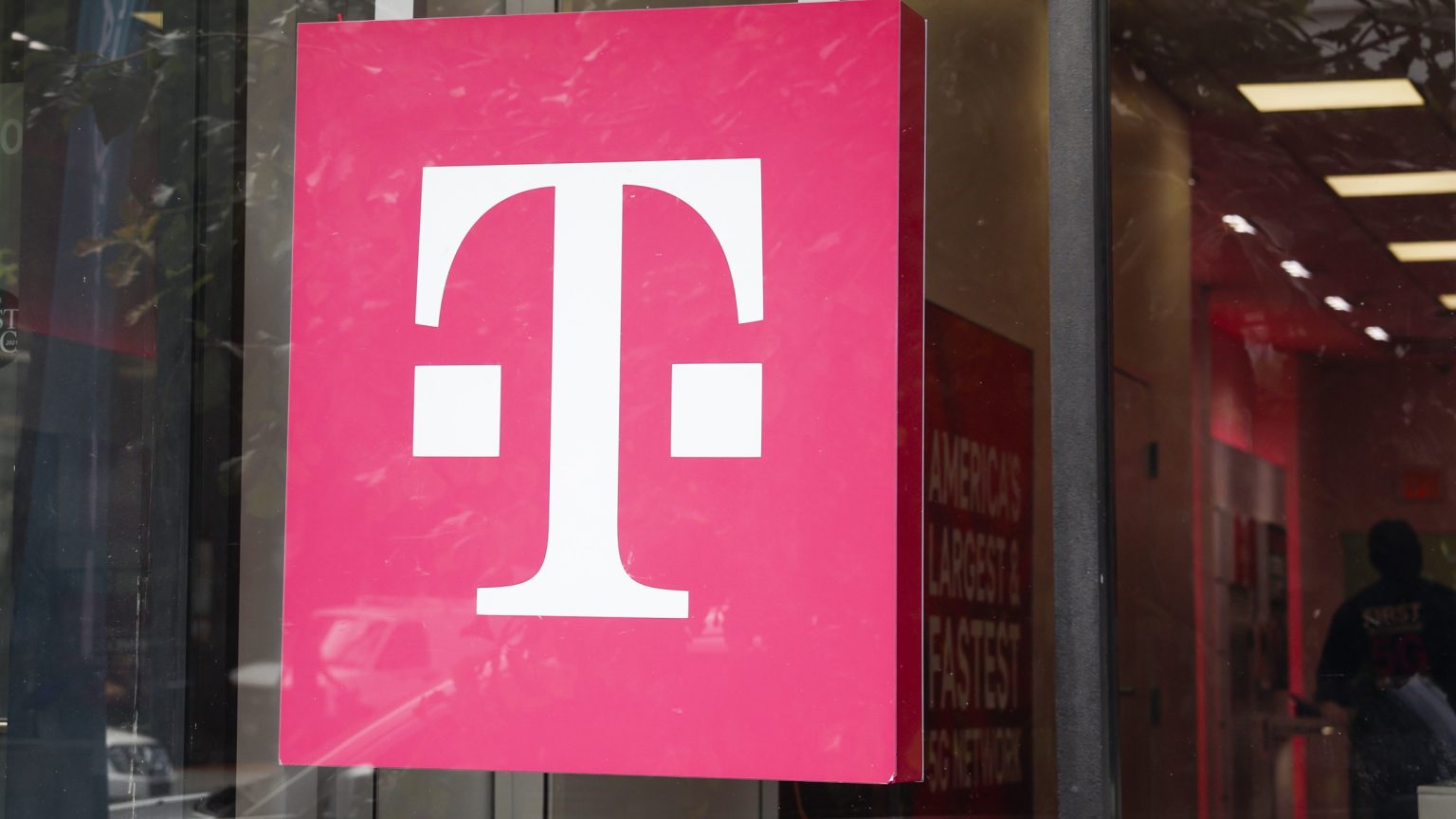Virtual Machine Sign T-Mobile moving tens of thousands of virtual machines off VMware amid ...