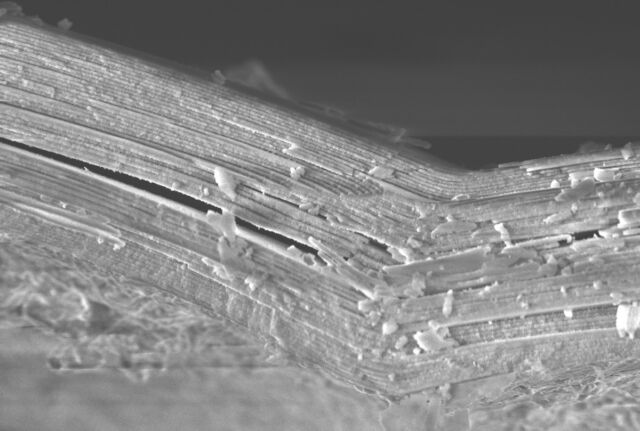 Capas de sílice muy regulares y de espesor nanométrico forman una pátina mineral sobre un trozo de vidrio romano.