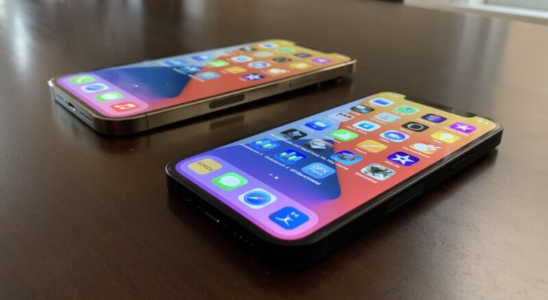 iPhone 12 et iPhone 12 mini, l'un à côté de l'autre.