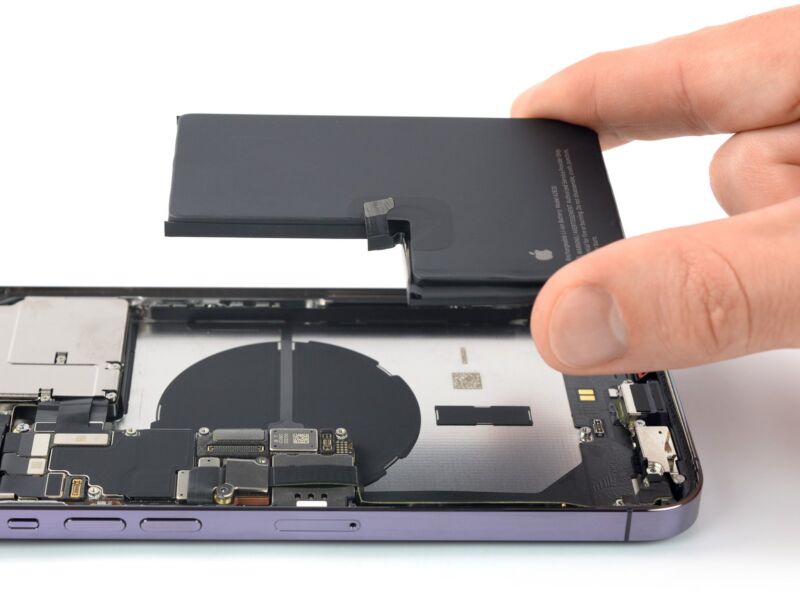 Battery being removed from an iPhone 14 Pro Max