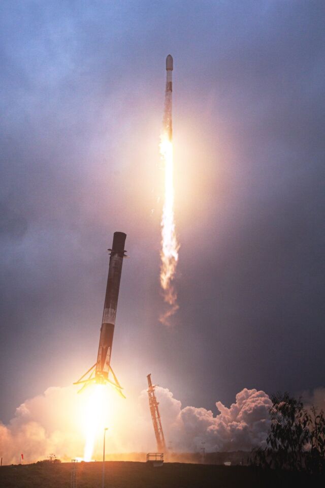 Esta fotografía compuesta muestra el lanzamiento de un cohete Falcon 9 desde California el 2 de septiembre con un lote de satélites militares estadounidenses, seguido de un aterrizaje de refuerzo minutos después.