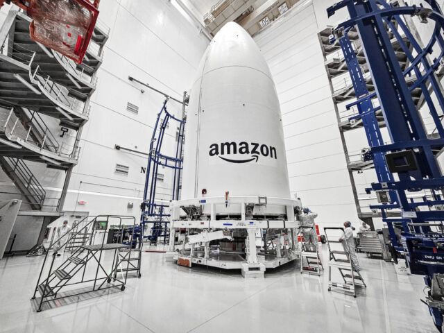 Los dos primeros prototipos de satélites de Internet de Amazon fueron preparados para su lanzamiento dentro del carenado de carga útil de un cohete Atlas V.
