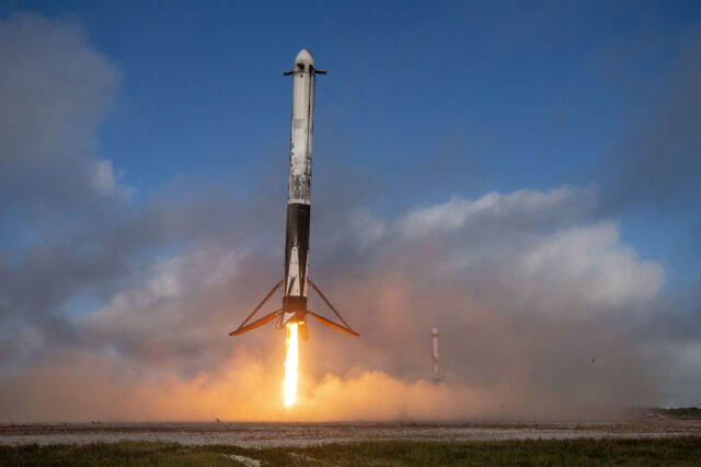 SpaceX herstelt doorgaans zijboosters van Falcon Heavy-raketten voor hergebruik.  Maar dat zal niet mogelijk zijn voor ten minste twee van NASA's volgende Falcon Heavy-lanceringen.