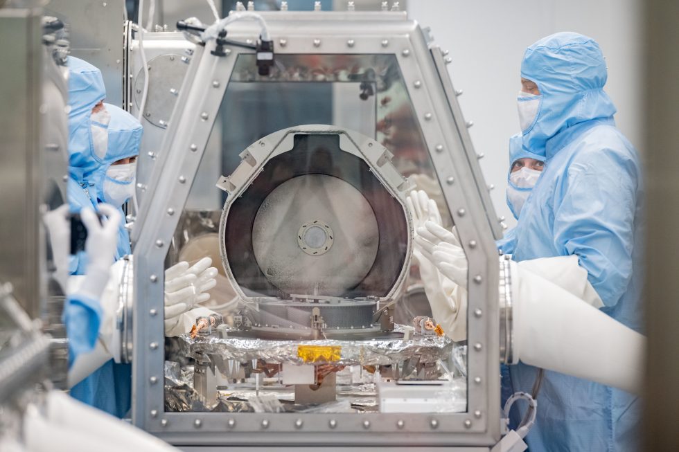 Abriendo la cubierta de retorno de muestras del asteroide OSIRIS REx en las Instalaciones de Preservación de Astromateriales del Edificio 31 del Centro Espacial Johnson.