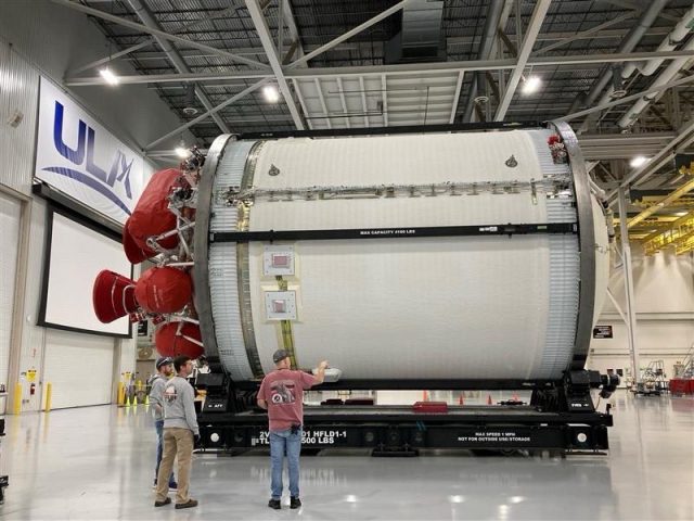 Die Oberstufe der Centaur V ist für Vulcans ersten Testflug fertiggestellt, mit Modifikationen, um Bedenken hinsichtlich der Festigkeit der vorderen Kuppel des Wasserstofftanks auszuräumen.