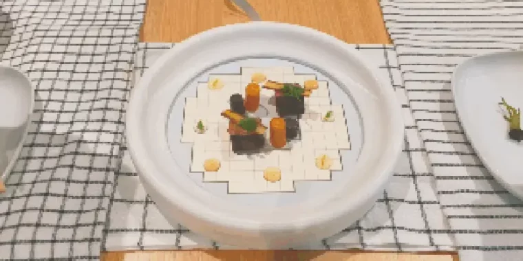 Cette assiette imprimée en 3D permet aux gouttelettes de nourriture de se déplacer comme par magie sans être touchées