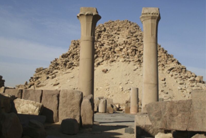 ruins of an ancient Egyptian pyramid with two pillars on front of it