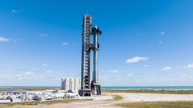 Il booster Super Heavy e lo stadio superiore dell'astronave per il secondo volo di prova del nuovo enorme razzo di SpaceX.