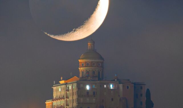 The Daily Telescope: A quarter Moon over Sicily reflects light from Earth thumbnail