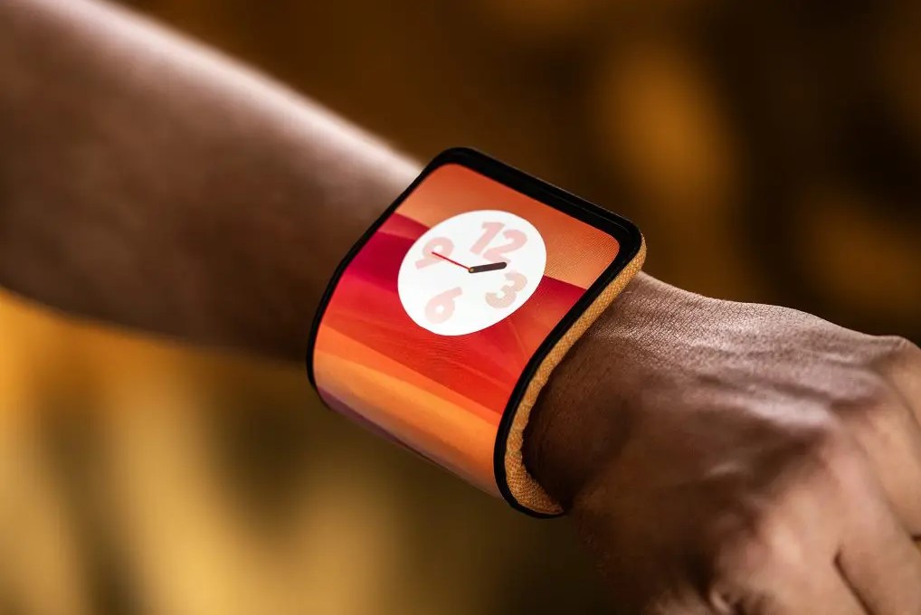 Motorola demos smartphone that can wrap around your wrist (again)