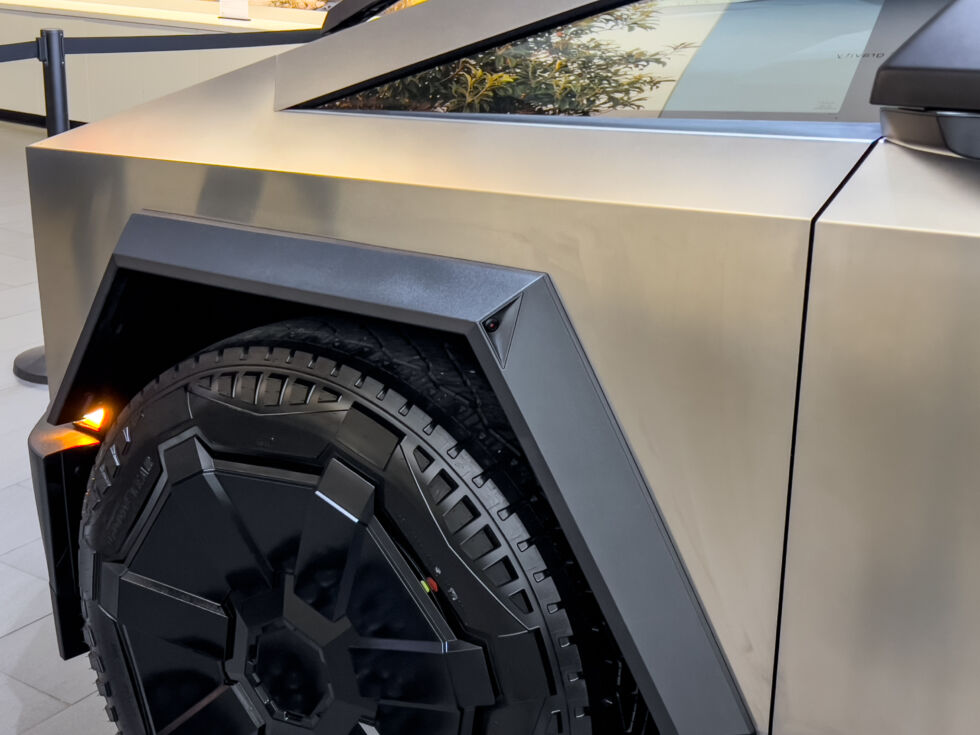 The front wheel arches elegantly conceal one of the truck's optical sensors.