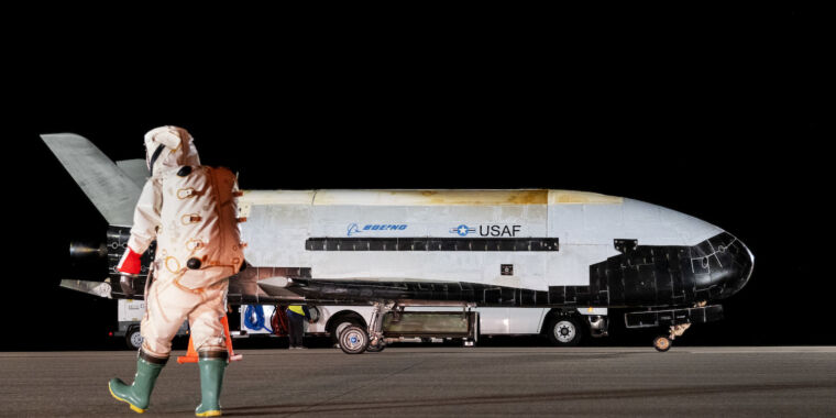 Dans un geste surprise, l’avion spatial militaire sera lancé sur Falcon Heavy