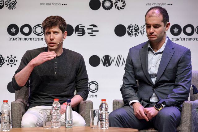 Sam Altman e Ilya Sutskever hablan juntos en la Universidad de Tel Aviv el 5 de junio de 2023.