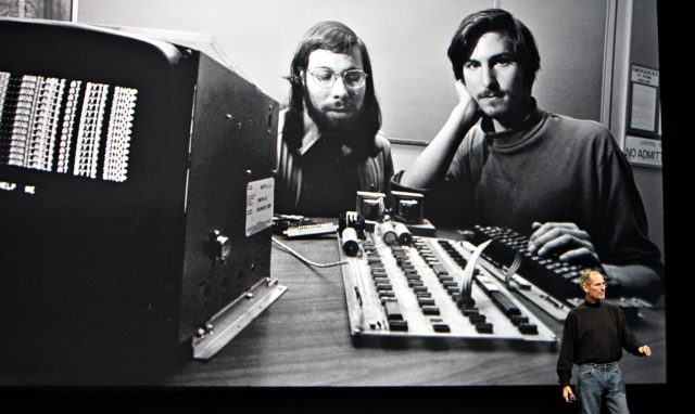 Steve Jobs habla frente a una fotografía de archivo de él y el cofundador de Apple, Steve Wozniak, durante el lanzamiento del iPad el miércoles 27 de enero de 2010.