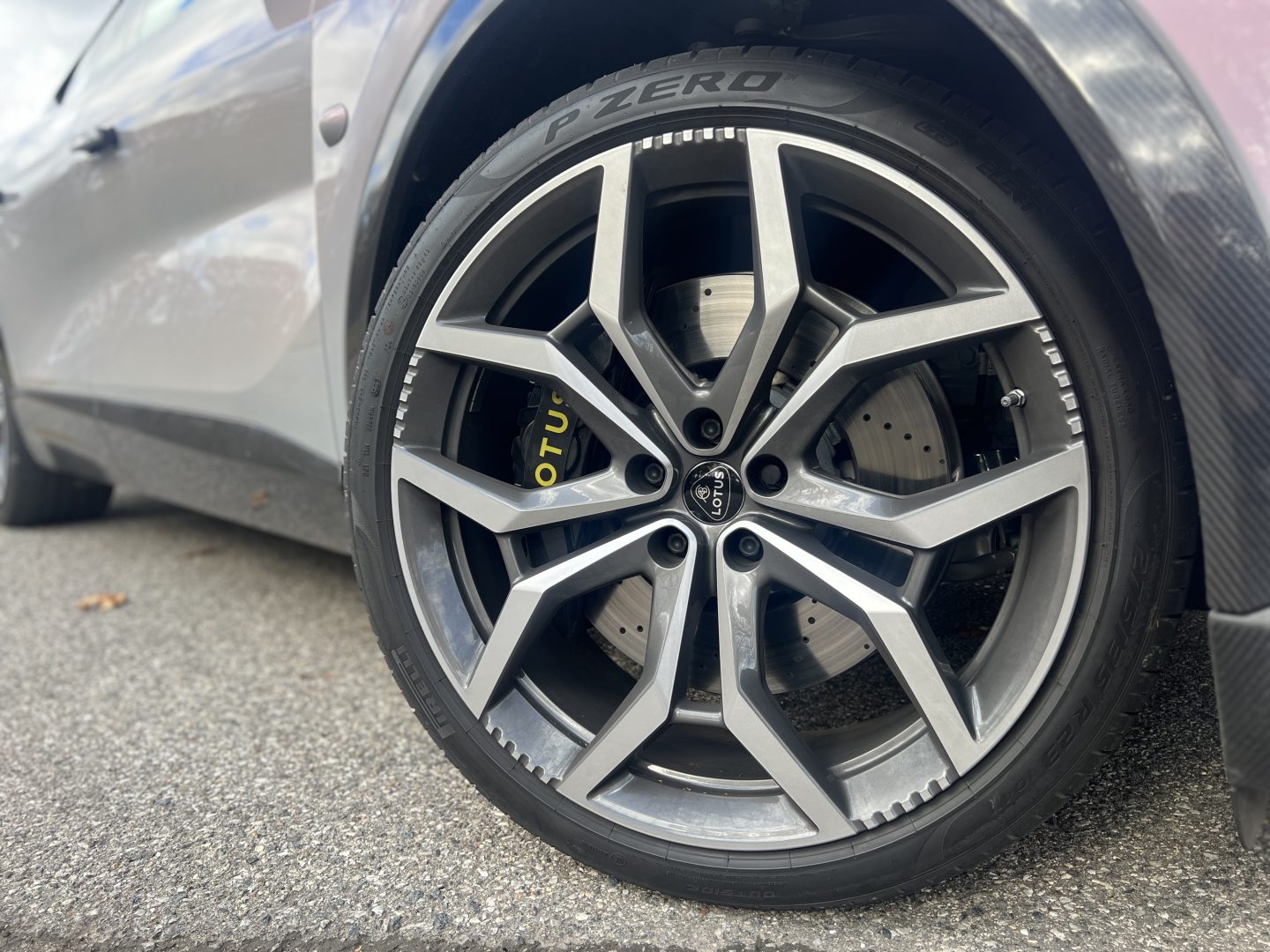 Lotus Eletre R is a 900-horsepower SUV that weirdly slays the ...