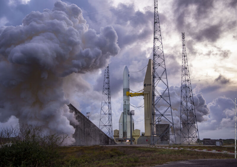 Pene de evacuare de la motorul principal al unei rachete Ariane 6 se ridică deasupra rampei de lansare din Guyana Franceză.