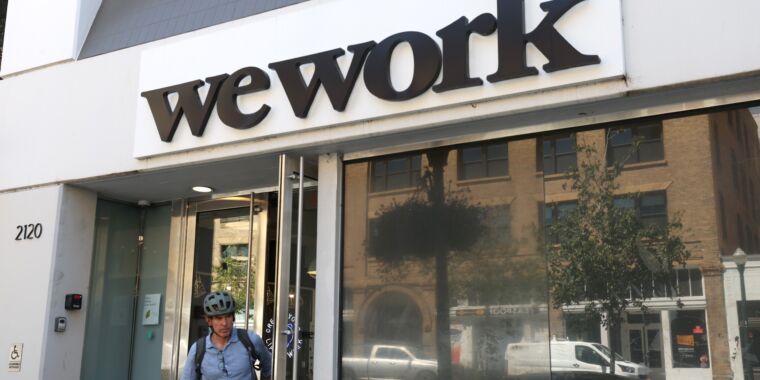 Autrefois évalué à 47 milliards de dollars, le fournisseur d’espaces de coworking WeWork est au bord de la faillite