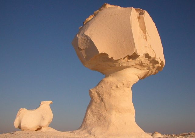 Formación rocosa de piedra caliza (un yardang) en el Desierto Blanco, en el oeste de Egipto.