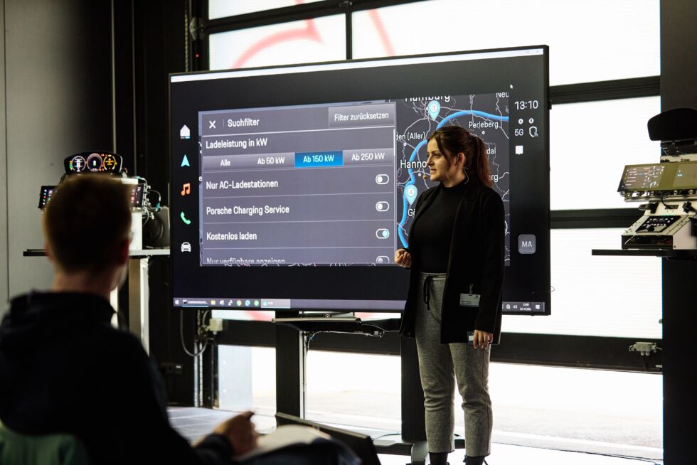 Miriam Mohamad, a UI/UX manager at Porsche, gives Ars a demonstration of the company's next infotainment system.