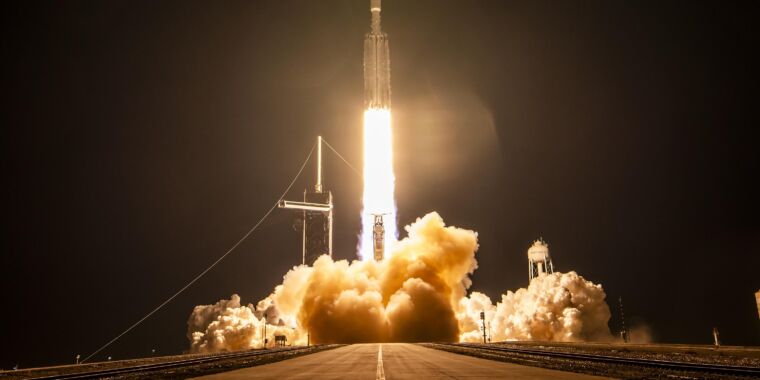 SpaceX startet zwei Raketen im Abstand von drei Stunden und schließt damit ein Rekordjahr ab