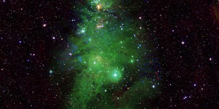 Daily Telescope: Kleurrijke kerstboom aan de nachtelijke hemel