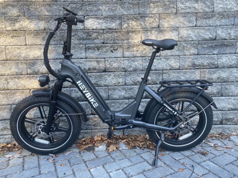 Image of a foldable bicycle with a low seat and tall handlebars.