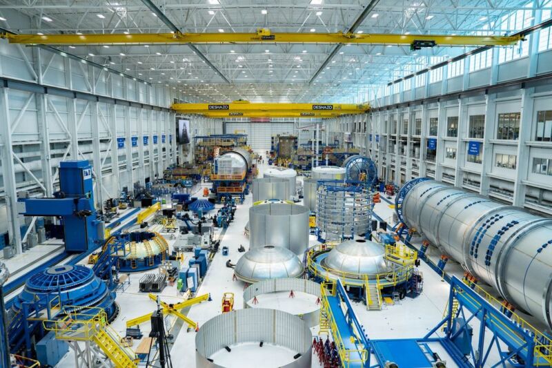 Це зображення, зроблений кілька місяців тому, показує різні частини ракети Blue Origin New Glenn на заводі компанії у Флориді.