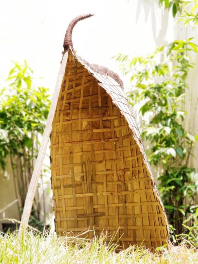 Un bundengan es un refugio portátil tejido con bambú, usado por los pastores de patos indonesios, quienes a menudo lo equipan para que sirva como instrumento musical.