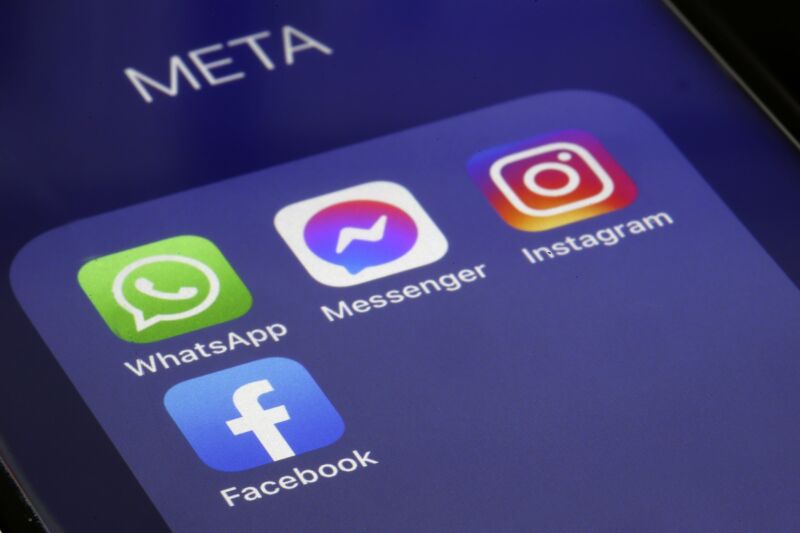An iPhone screen displays the app icons for WhatsApp, Messenger, Instagram, and Facebook in a folder titled 