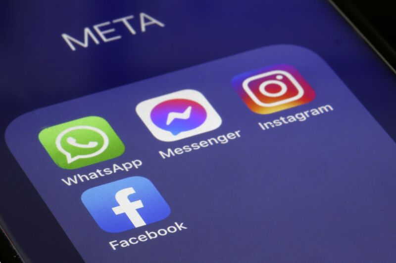 An iPhone screen displays the app icons for WhatsApp, Messenger, Instagram, and Facebook in a folder titled